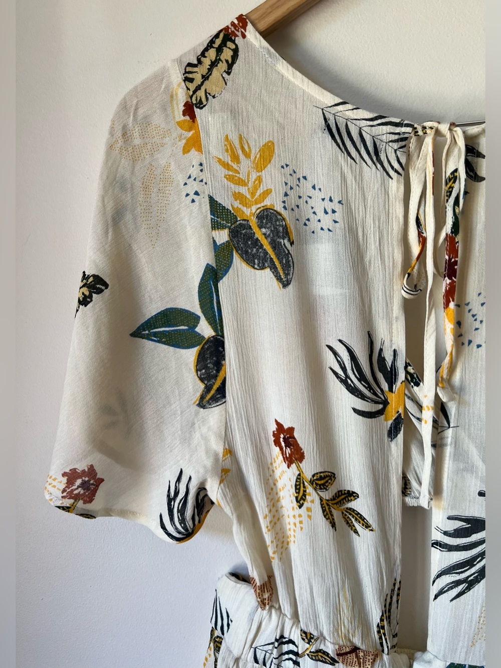 NWT Nasty Gal Collection Playsuit Romper Cream Floral Cut Out Size S/M - Picture 7 of 9